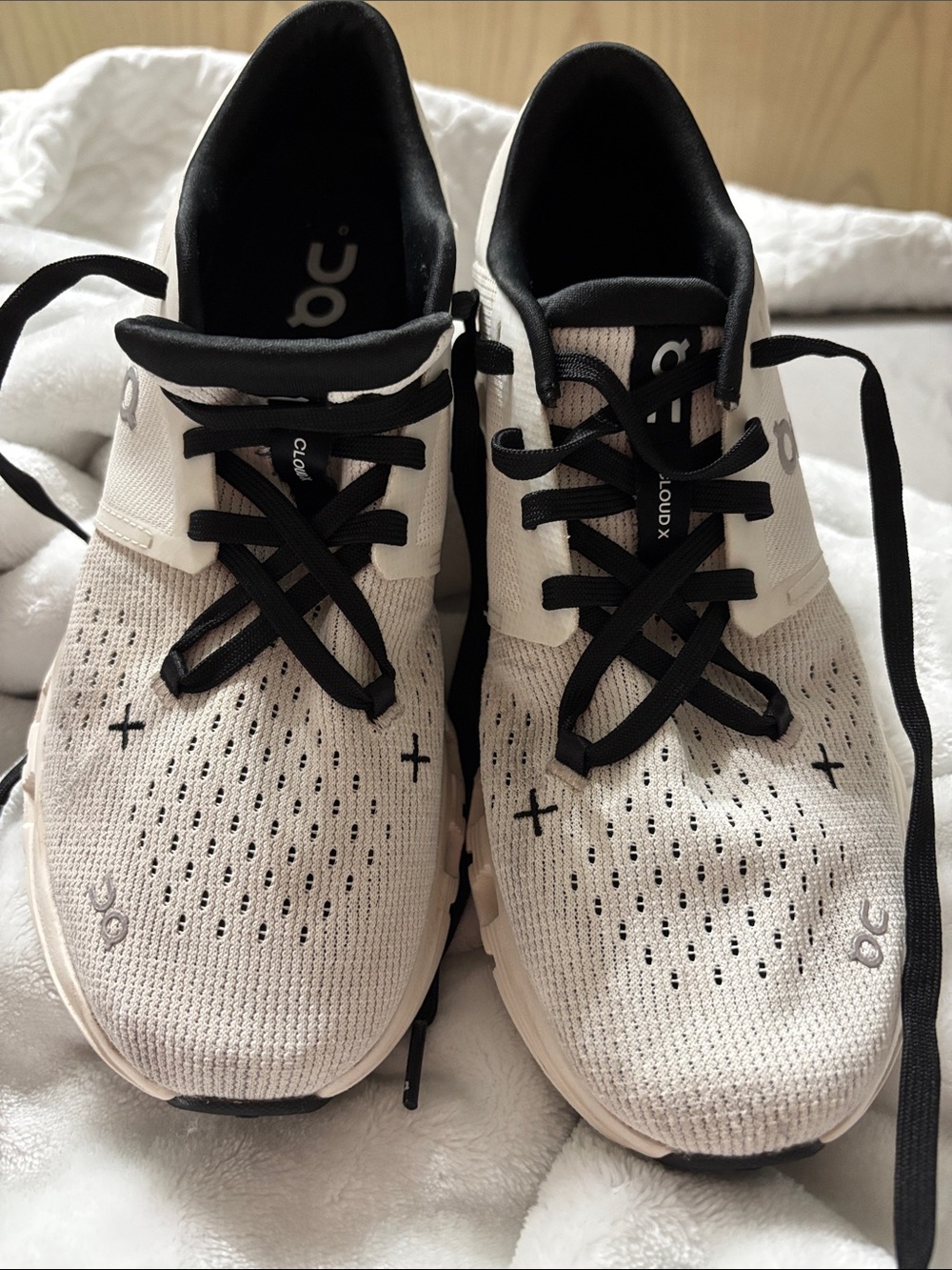 On Running Kids Cloudflow Sneakers in white and Black size 8, European 39